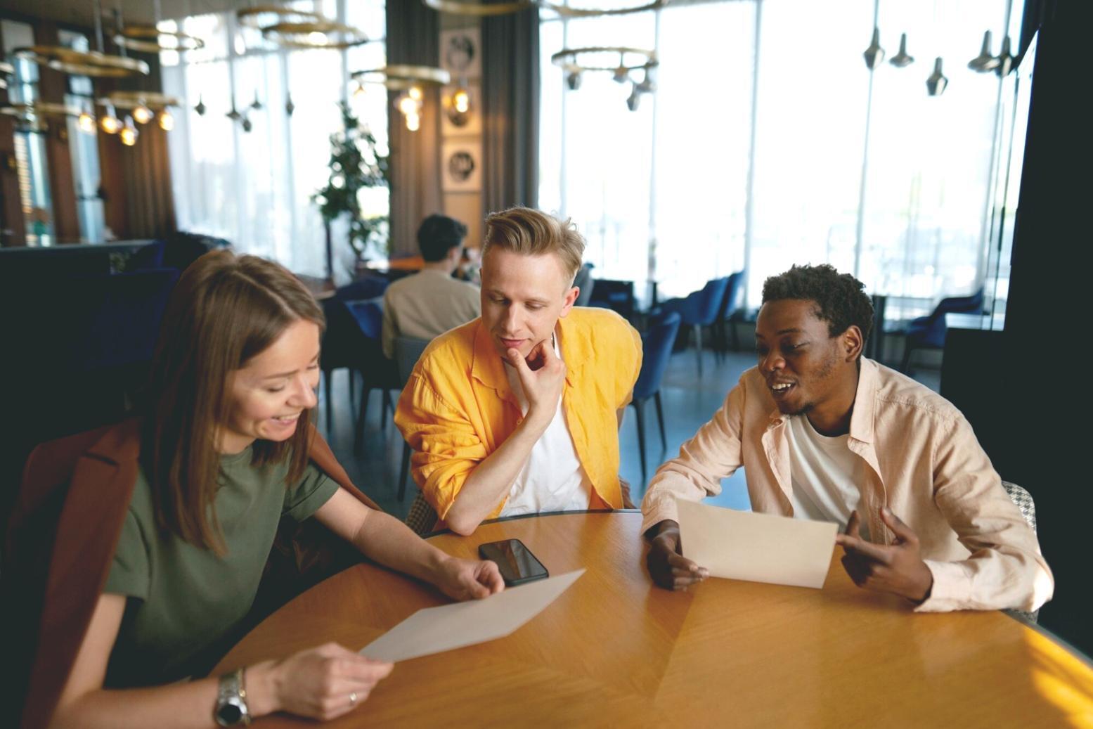 Nahaufnahme von Budget-Analysen und Notizen