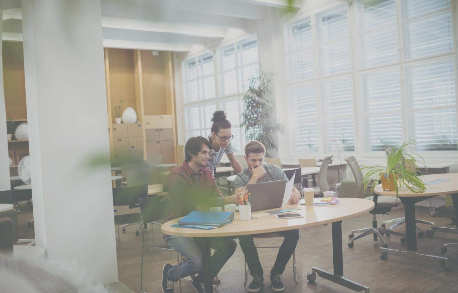 Arbeitsumgebung mit freundlicher Beratungsatmosphäre