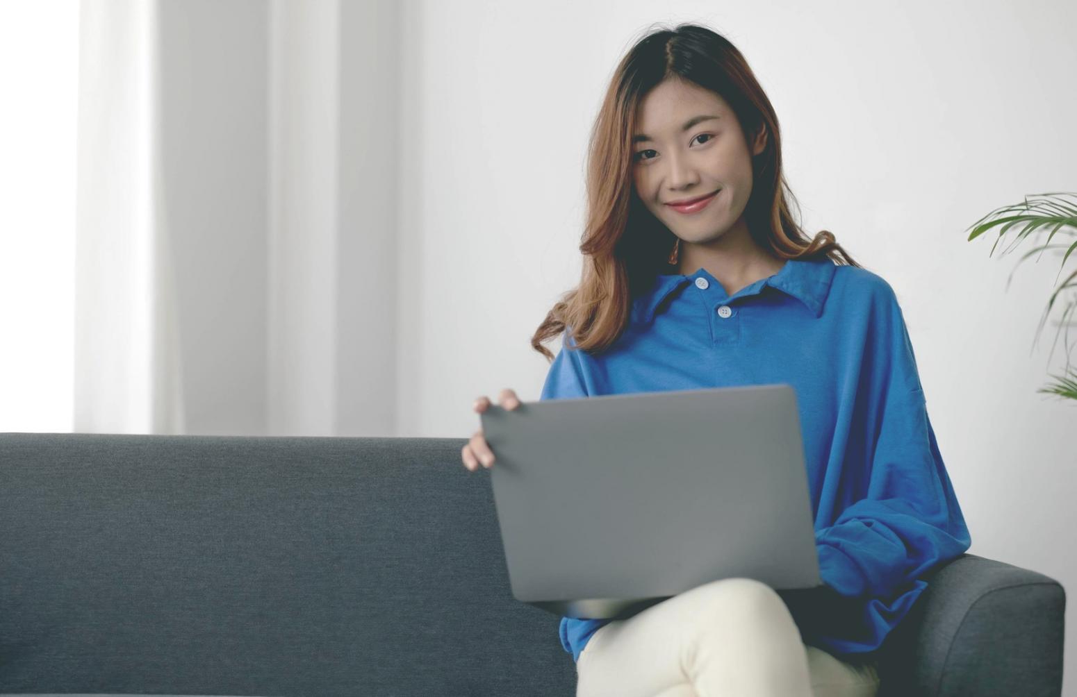 Zwei Personen analysieren gemeinsam Budget-Dokumente